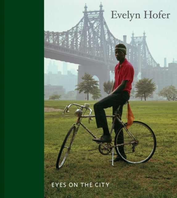 Book cover of: Evelyn Hofer: Eyes on the City. By: Evelyn Hofer